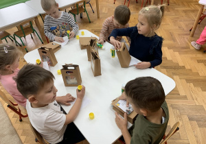 Przyklejanie życzeń z tyłu pudełka.