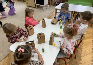 Przedszkolaki podczas pracy.