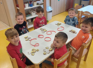 Pakowanie świątecznych pierniczków.