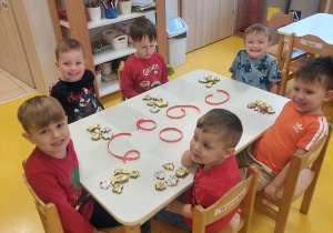 Chłopcy czekają na pakowanie pierniczków.