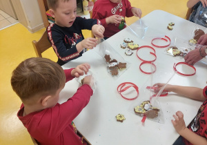 Chłopcy skupieni na pakowaniu.