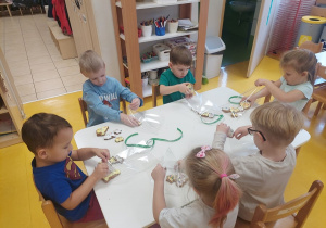Pakowanie pierniczków w grupie 4-latków.