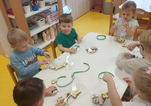 Dzieci podczas pakowania świątecznych ciasteczek.