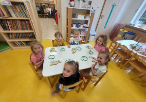 Dziewczynki czekają na pakowanie swoich pierniczków.