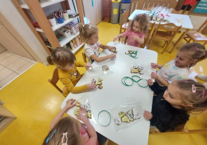 Pakowanie pierniczków do torebek.