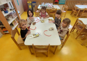 Dziewczynki z pierniczkami.