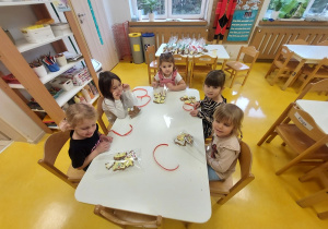 Zadowolone dziewczynki pakują swoje pierniczki.