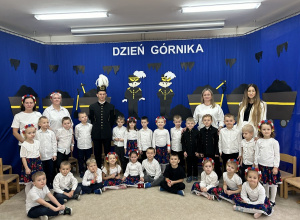 Pamiątkowe zdjęcie przedszkolaków z górnikiem