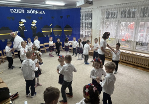 Dzieci tańczą w parach.