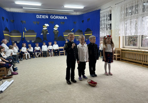 Chłopiec recytuje wiersz.