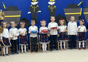 Pięciolatki śpiewają i grają na_instrumentach.