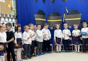 Dzieci śpiewają piosenki o Węgielku.