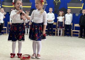 Dziewczynki przekazują sobie mikrofon.