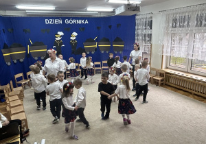 Dzieci w parach tańczą taniec Maryneczka.