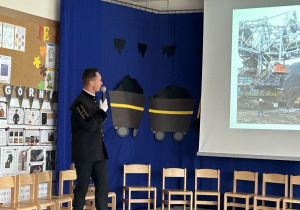 Pan opowiada o ciezkiej pracy górniczej.