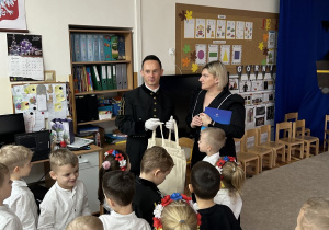 Pani dyrektor składa podziękowania Panu Górnikowi.