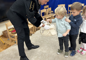 Na zakónczenie górnik częstuje dzieci słodkimi smakołykami.