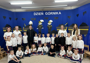 Pamiątkowe zdjęcie 5-latków z górnikiem.