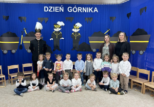 Pamiątkowe zdjęcie 3-latków z górnikiem.