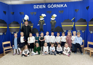 Pamiątkowe zdjęcie 4-latków z górnikiem.
