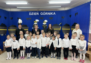 Pamiątkowe zdjęcie 6-latków z górnikiem.