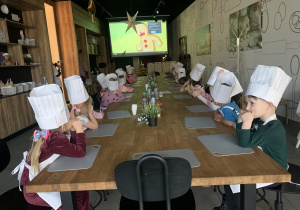 Rozpoczęcie warsztatów bajką o pierniczkach.