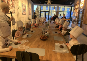 Kropelki otrzymują ciasto piernikowe do wałkowania.