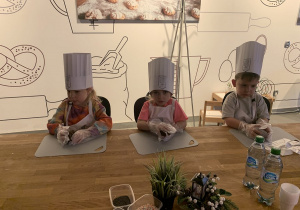 Dzieci czekają na wałki do ciasta.