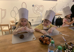 Chłopiec i dziewczynka czekają jak dostaną wałeczki.