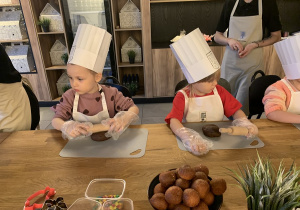 Dziewczynki podczas wałkowania.