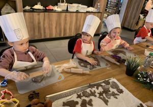 Wykrawanie pierniczków foremkami.