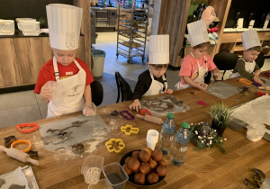 Czterolatki podczas warsztatów piernikowych.