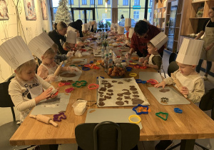 Wykrawanie świątecznych ciasteczek.