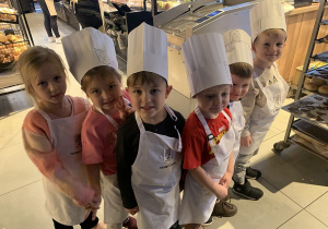 Dzieci przyglądaj się procesowi pieczenia pierników.