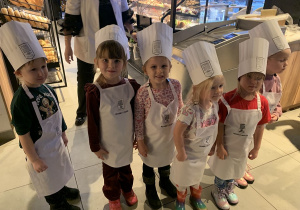 Przedszkolaki obserwują jak wypiekają się ich pierniczki.