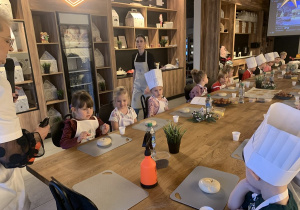 Dzieci będą sypać mak na swoje bułeczki.