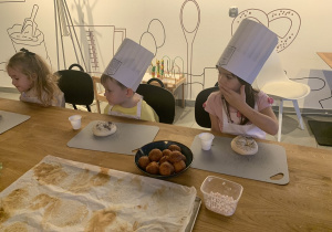 Bułeczki już posypane makiem czekają, aby trafić do pieca.