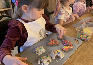 Dekorowanie świątecznych ciasteczek.