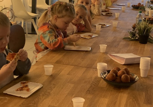 Kropelki jedzą pizzę.