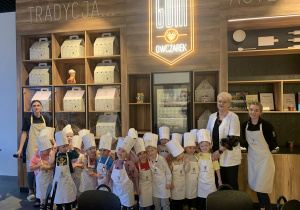 Pamiątkowe zdjęcie 4 - latków z pracownicami piekarni.