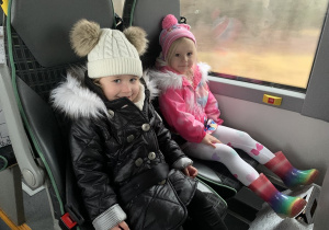 Dziewczynki w autobusie - powrót do przedszkola.