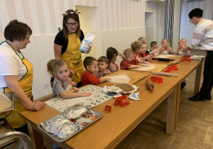 Druga grupka dzieci będzie wykrawać pierniczki.