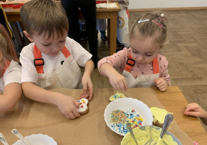 Dekorowanie świątecznych ciasteczek.