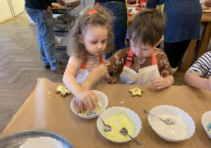 Ozdabianie pierniczków przyniesionymi z domu posypkami.