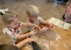 Dzieci wykrawają pierniczki.