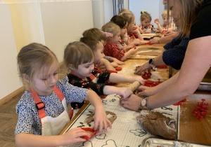 Czterolatki podczas wykrawania foremkami pierniczków.