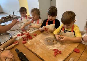 Warsztaty pierniczkowe w grupie 4 - latków.