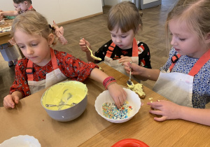 Dekorowanie pierniczków.