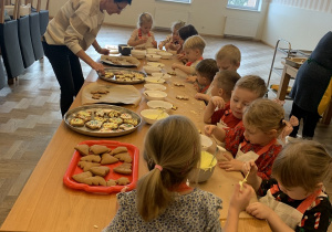 Kropelki dekorują ciasteczka na święta.