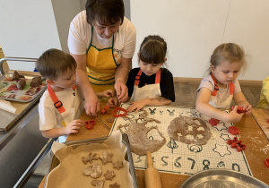 Wykrawanie ciasteczek.